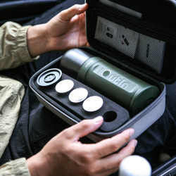 Outin Nano (Forest Green) set - aparat za kavu za putovanja + zaštitna torbica