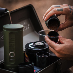 Outin Nano (Forest Green) set - aparat za kavu za putovanja + zaštitna torbica