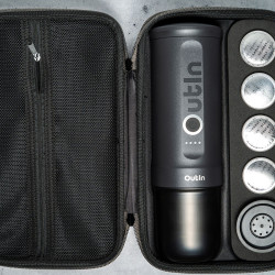 Outin Nano (Space Grey) set - aparat za kavu za putovanja + zaštitna torbica
